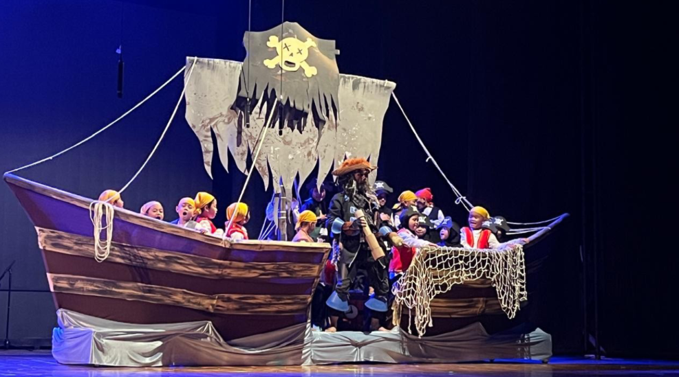 Adegan DramaMusikal Kabar Dari Samudra; Si Janggut Perak dan Para Perompak Samudra Biru di Laut lepas | Foto : Dok. Pribadi